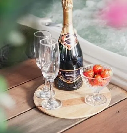 Flowers And Jacuzzi Apartment Pepinster