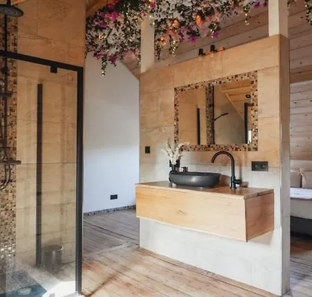 Flowers And Jacuzzi Pepinster